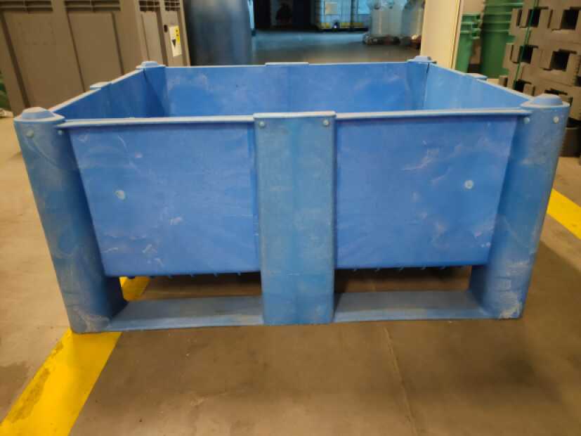 PLASTOVÝ BOX TYP 800, PLNÝ, ROZM. 1200 x 800 x 740 MM MODRÝ POŠKOZENÝ