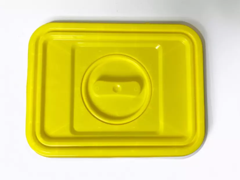 PP REC NÁDOBA 60 L ČERNÁ UN 3H2//S KÓNICKÁ 400 X 300 X 670 MM VČETNĚ ŽLUTÉHO VÍKA ÚCHOP + OTVOR(2)