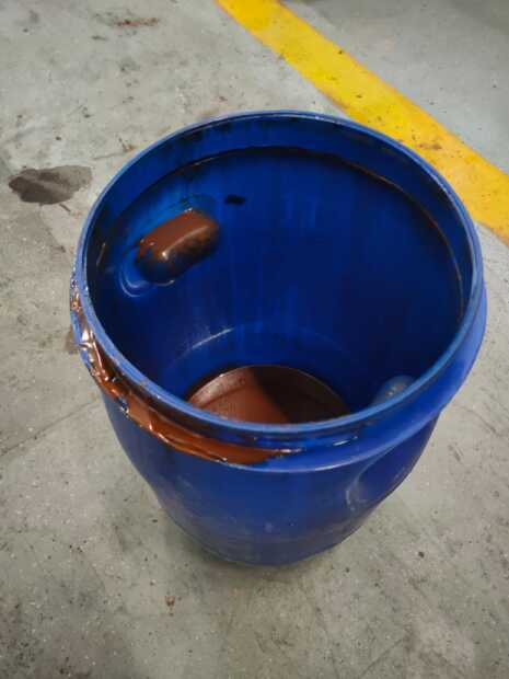 PE SUD 30L POUŽITÝ BEZ UN ODNÍMATELNÉ VÍKO + PÁKOVÝ UZÁVĚR 1,6 KG(4)