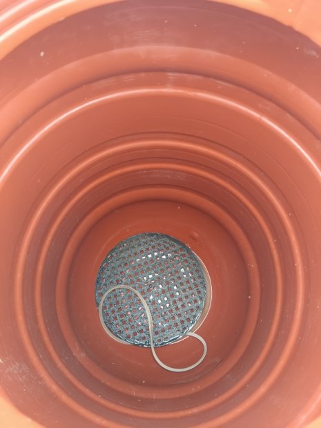 PE SUD 220 L POUŽITÝ,  HNĚDÝ, ŠROUBOVACÍ VÍKO(5)