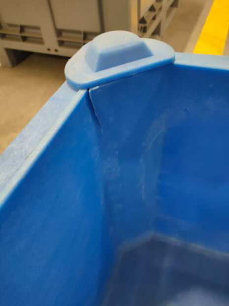 PLASTOVÝ BOX TYP 800, PLNÝ, ROZM. 1200 x 800 x 740 MM MODRÝ POŠKOZENÝ(3)